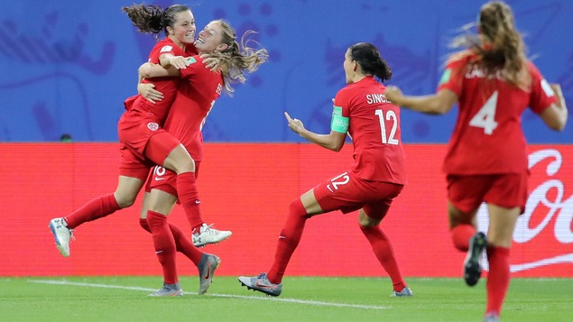 Les Canadiennes célèbrent le but marqué par Jessie Fleming contre la Nouvelle-Zélande à la Coupe du monde.