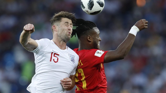 L'Anglais Gary Cahill (à gauche) et le Belge Michy Batshuayi sautent pour atteindre le ballon à la Coupe du monde de 2018.