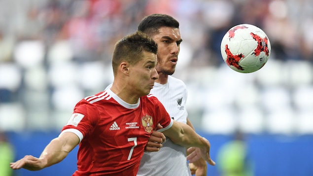 Le Russe Dmitry Poloz a été à l'origine du premier but de son équipe dans une victoire de 2-0 face à la Nouvelle-Zélande au premier tour de la Coupe des confédérations 2017 Le Russe Dmitry Poloz a été à l'origine du premier but de son équipe dans une victoire de 2-0 face à la Nouvelle-Zélande au premier tour de la Coupe des confédérations 2017
