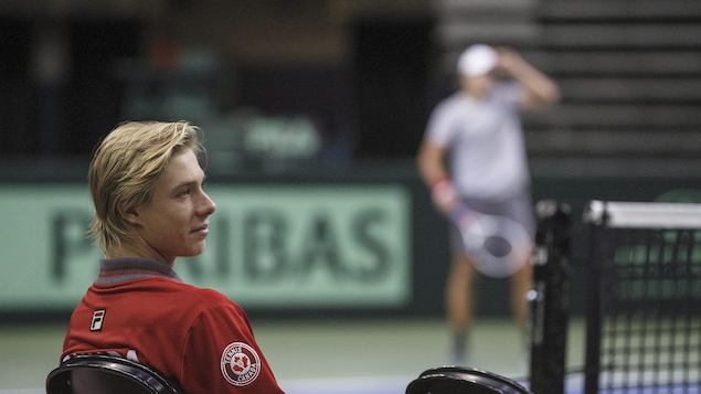 Denis Shapovalov observe ses coéquipiers lors d'un entraînement au Colisée Northlands d'Edmonton Denis Shapovalov observe ses coéquipiers lors d'un entraînement au Colisée Northlands d'Edmonton