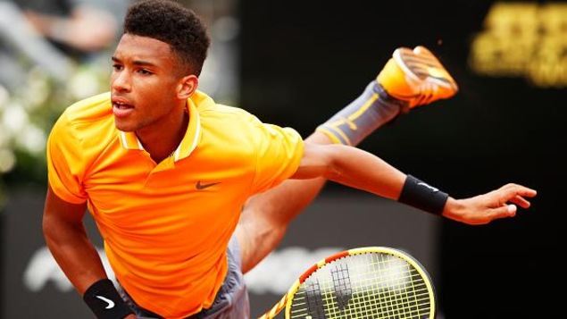 Il frappe une balle avec sa raquette de tennis. Il frappe une balle avec sa raquette de tennis.