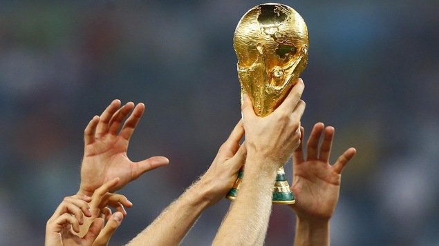 Les joueurs allemands soulèvent le trophée de la Coupe du monde le 13 juillet 2014, à Rio.