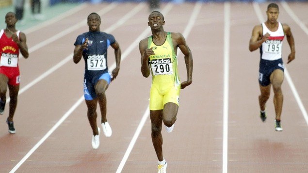 Usain Bolt (en jaune) en tête de la finale du 200 m des Championnats du monde jeunesse de Sherbrooke, suivi de l'Américain Michael Grant (en bleu) et du Britannique Jamahl Alert-Khan (en blanc) Usain Bolt (en jaune) en tête de la finale du 200 m des Championnats du monde jeunesse de Sherbrooke, suivi de l'Américain Michael Grant (en bleu) et du Britannique Jamahl Alert-Khan (en blanc)