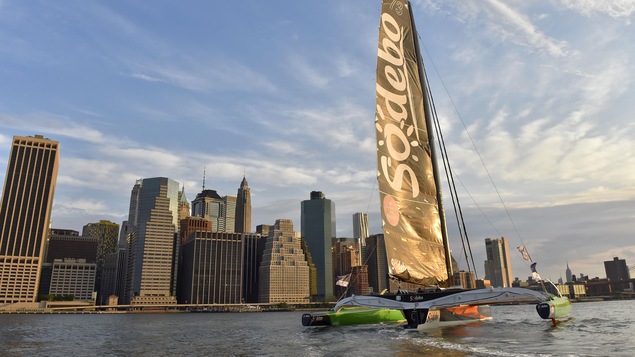 Le navigateur français Thomas Coville a pulvérisé le record de la traversée de l'Atlantique en solitaire avec un temps de 4 j 11 h 10 min. Le navigateur français Thomas Coville a pulvérisé le record de la traversée de l'Atlantique en solitaire avec un temps de 4 j 11 h 10 min.