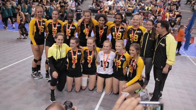 Les membres de l'équipe féminine de volleyball ont remporté la médailles d'or Les membres de l'équipe féminine de volleyball ont remporté la médailles d'or
