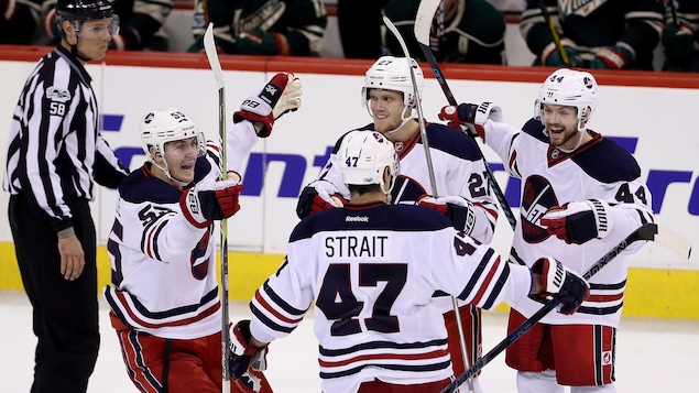 Les joueurs des Jets de Winnipeg célèbrent un but Les joueurs des Jets de Winnipeg célèbrent un but