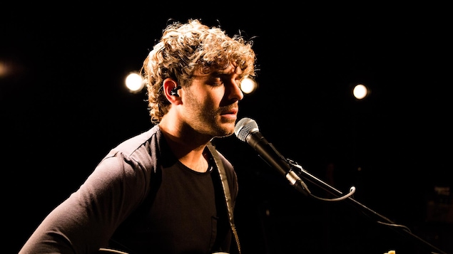 Alex Nevsky chante Le monde fou au studio 12