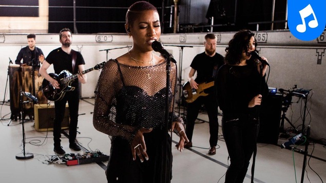 La chanteuse et ses musiciens offrent une prestation dans une salle de spectacle de Montréal.