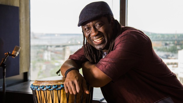 Le musicien et son djembé dans le studio d'ICI MUSIQUE.