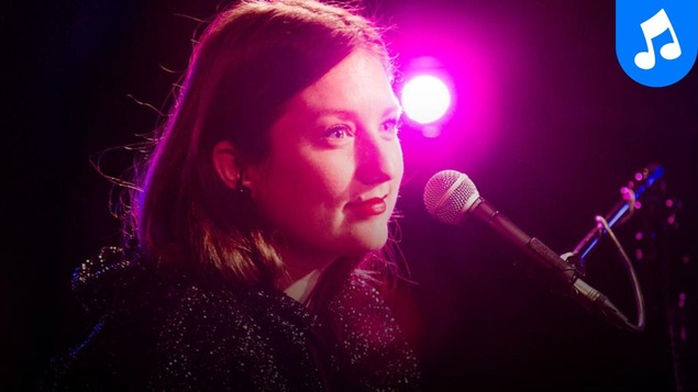 La chanteuse Fanny Bloom en prestation au studio 12