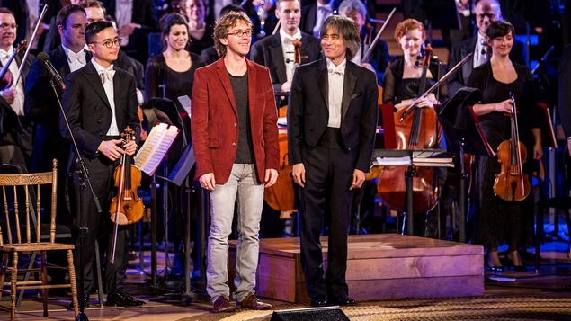 Le conteur, Kent Nagano et l'OSM sur la scène de la Maison symphonique à Montréal.