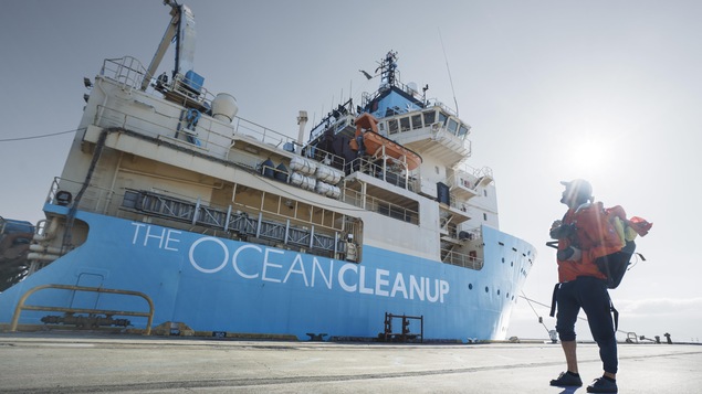 Guillaume Beaudoin s'apprête à monter à bord du Maersk Launcher.