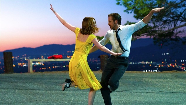 Les acteurs Ryan Gosling et Emma Stone qui dansent dans le film « La La Land » Les acteurs Ryan Gosling et Emma Stone qui dansent dans le film « La La Land »