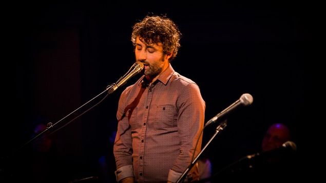 Le chanteur Louis-Jean Cormier reprend Pendant que de Gilles Vigneault à l'occasion de son spectacle intime au studio 12.