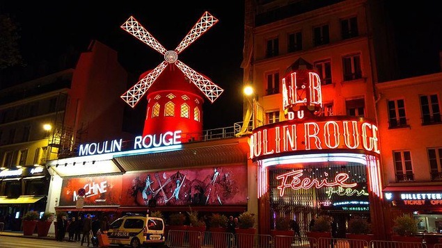 Le Moulin Rouge, situé dans le 18e arrondissement de Paris