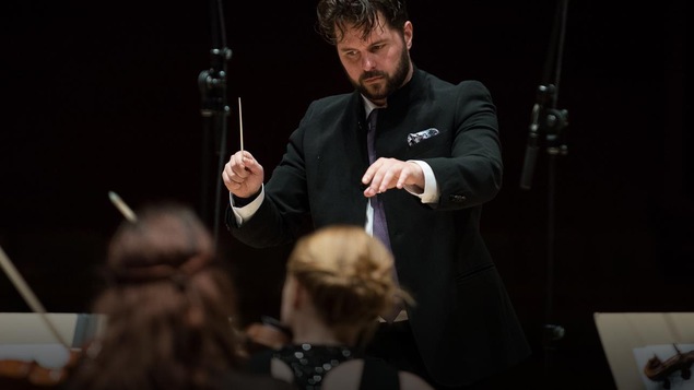 Le chef d'orchestre dirige ses musiciens.