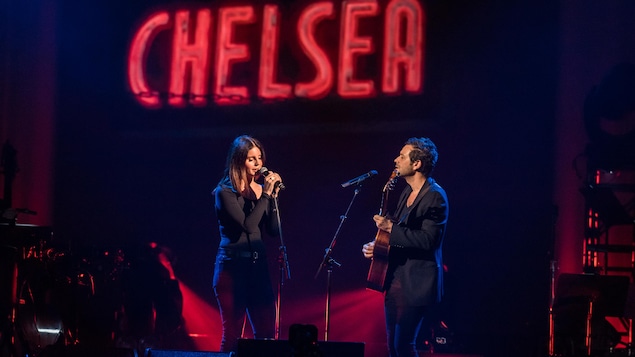 Vêtus sobrement, la chanteuse Lana Del Rey et le fils de Leonard Cohen, Adam Cohen, se font face pour chanter une pièce du grand poète montréalais.