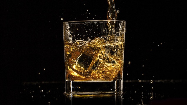 Verre de scotch sur fond noir