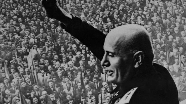 Benito Mussolini s'adresse à la foule (date inconnue)