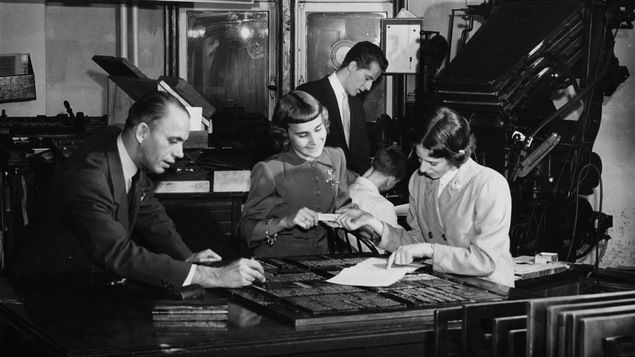 Denise Bombardier, à droite, avec l’équipe de l’émission « Bonjour dimanche », en 1955