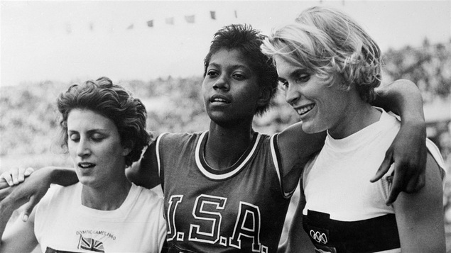 Wilma Rudolph, au centre, aux Jeux olympiques de Rome (1960)
