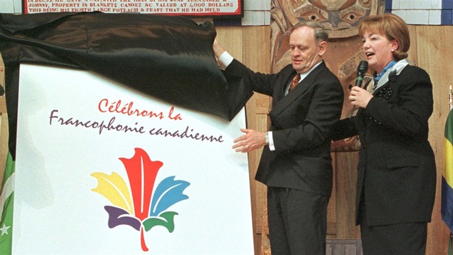 Jean Chrétien et Sheila Copps dévoilent le logo de l'Année de la francophonie canadienne.