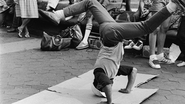 Un jeune homme danse le breakdance.