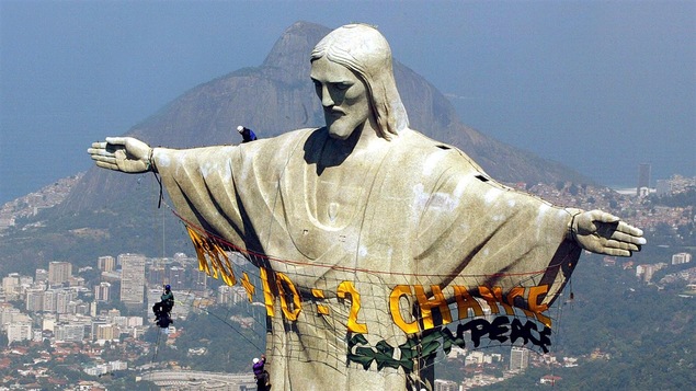 Des militants de Greenpeace escaladent la statut du Christ à Rio.