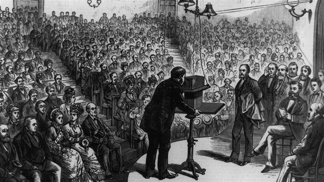 Alexander Graham Bell fait la démonstration de son téléphone en mars 1877.