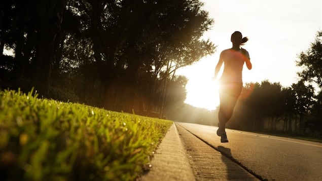 Une femme court au levé du soleil Une femme court au levé du soleil