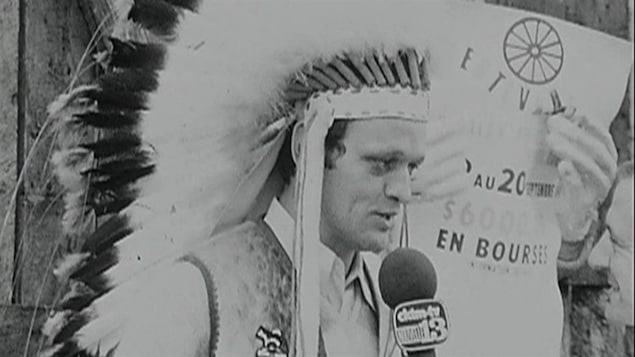 Jean Chrétien, portant une coiffure de guerre amérindienne en juillet 1971 durant un pow-wow près de Trois-Rivières