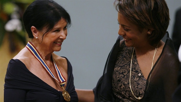 Alanis Obomsawin reçoit un Prix de la gouverneure générale en 2008.