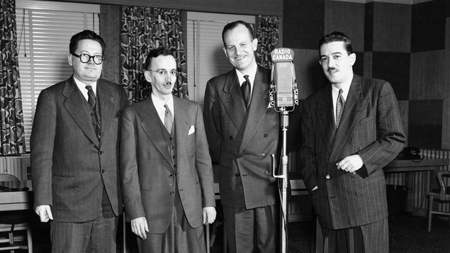 À l'occasion de la remise des prix du Concours dramatique de Radio-Canada, sont réunis Maurice Huot (2e prix), Jean-Marie Poirier (3e prix), Marcel Ouimet, directeur du réseau français de Radio-Canada, et Yves Thériault (1er prix).