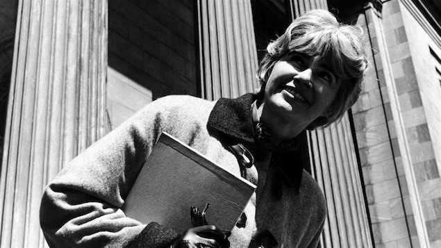 Anne Hébert devant la Bibliothèque centrale de Montréal.