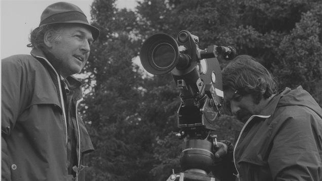 Pierre Perrault et Bernard Gosselin lors d'un tournage en 1975