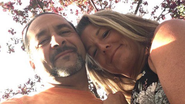 Le couple, vu en contre-plongée sous un arbre