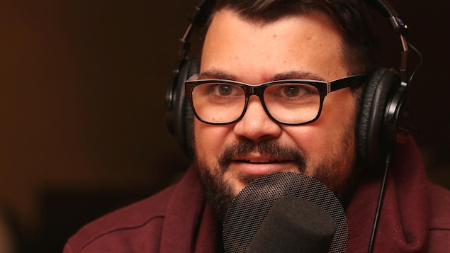 Adis Simidzija s'exprimant dans un studio de radio.