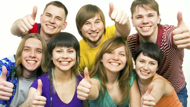 Des adolescents souriants, avec le pouce en l'air