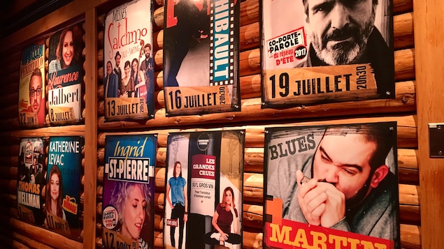 Mur du Café-théâtre Graffiti de Port-Cartier avec des affiches de spectacles présentés à l'été 2017.