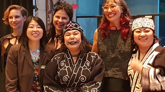 cinq femmes, dont deux AÏnous en costumes traditionnels au Musée d'Anthropologie de Vancouver
