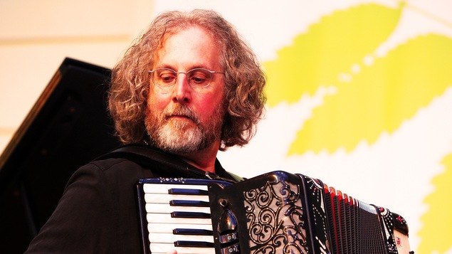 Alan Bern joue de l'accordéon