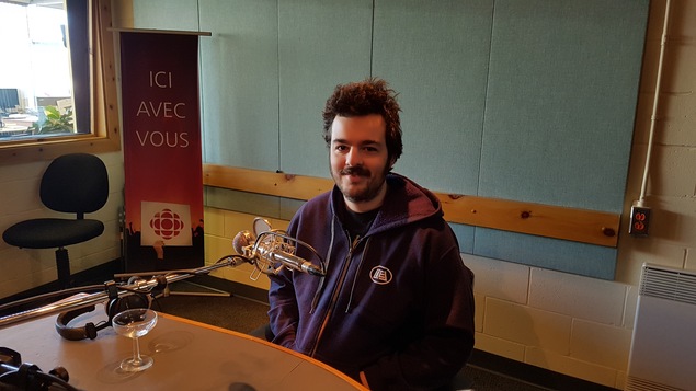 Alex Lévesque, bédéiste, caméraman, en studio à Radio-Canada Côte-Nord