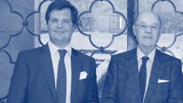 Les deux hommes sourient. Les deux hommes sourient.