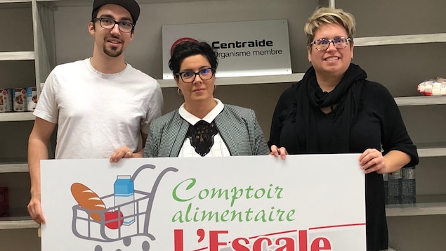 Alexandre Verreault, chef cuisinier du Bistro la Marée Haute à Baie-Comeau, Josée Gagnon, présidente du Comptoir alimentaire l'Escale et Annick Côté, gestionnaire du Comptoir alimentaire l'Escale