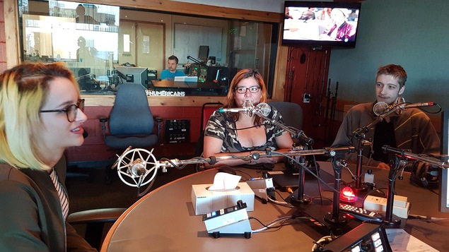 Alyson Michaud, Renée-Claude Fontaine et Tommy Corbey autour de la table en studio de Radio-Canada Côte-Nord