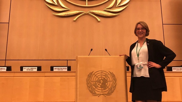 Amy Spearman, jeune défenseure des droits de la personne debut en touchant le podium dans la salle de conférence des Nations Unies.