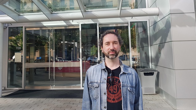 André Lachance est devant l'entrée principale de Radio-Canada à Vancouver.