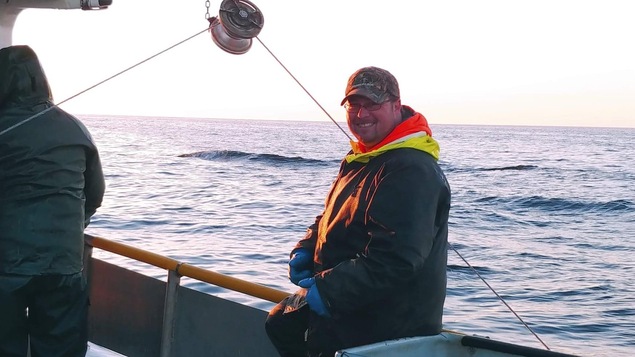 Un pêcheur de crabe sur son bateau