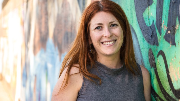 Andréa Martel Crites est conseillère en entrepreneuriat artistique au Carrefour jeunesse emploi de l'Outaouais.