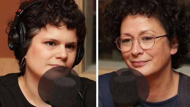 Montage montrant deux femmes ne rémission de cancer devant un micro.